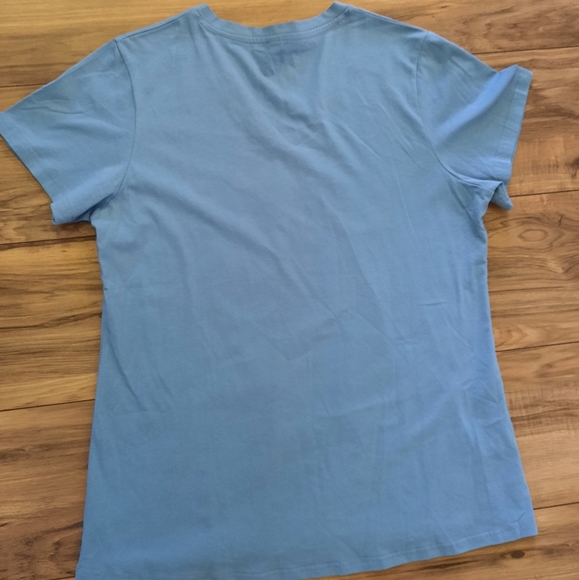 Women's size medium shirt. - Picture 2 of 3